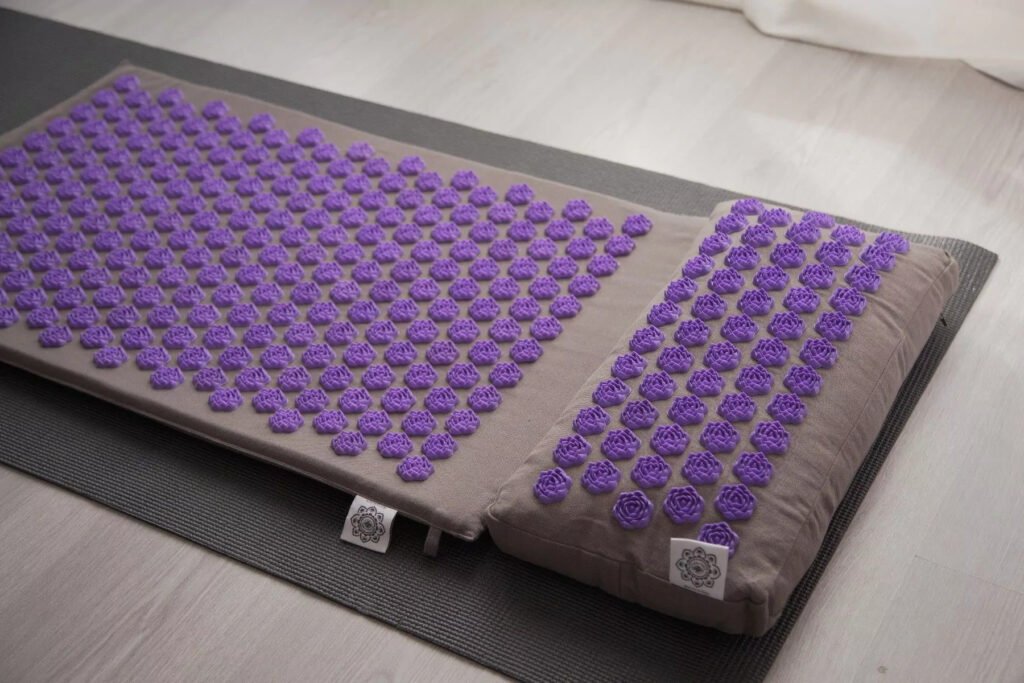 Akupresūros kilimėlis su violetiniais spygliais