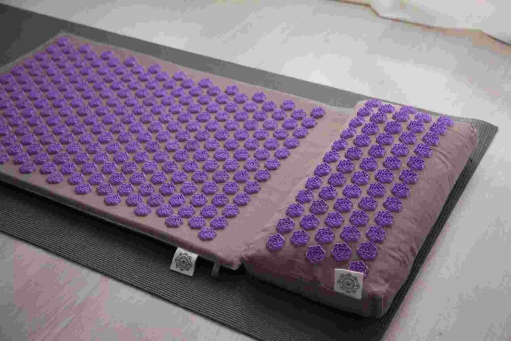 Akupresūros kilimėlis su violetiniais spygliais